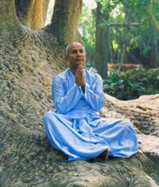 Sri Chinmoy meditiert